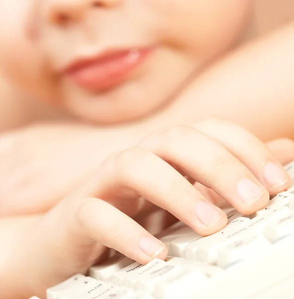 Мальчик с клавиатурой . — стоковое фото