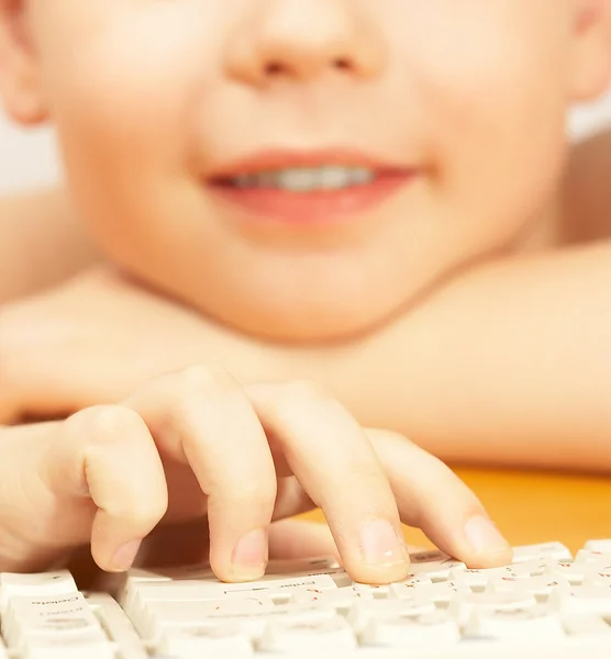 Мальчик с клавиатурой — стоковое фото