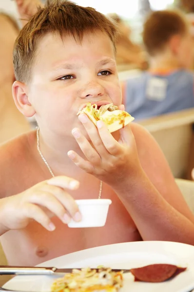 Boy v letní kavárně na pláži — Stock fotografie