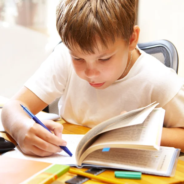 Ragazzo dietro una scrivania — Foto Stock