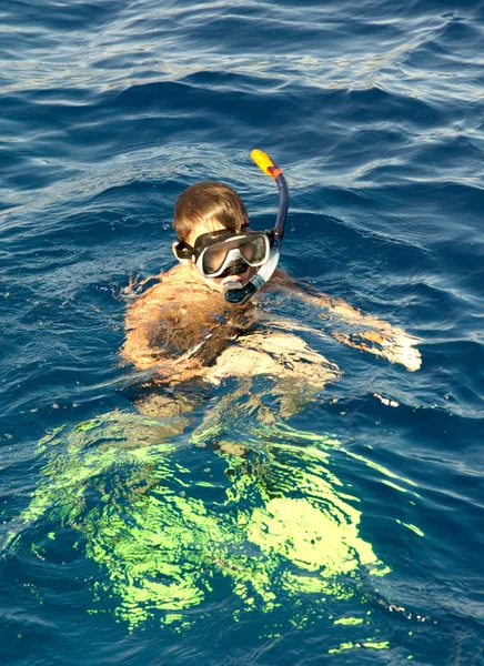 Хлопчик пливе під водою в морі — стокове фото