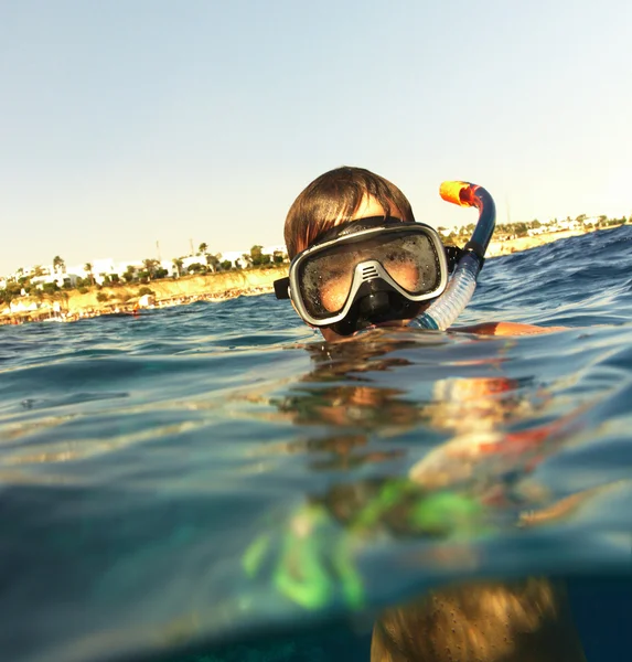 Junge schwimmt unter Wasser im Meer — Stockfoto