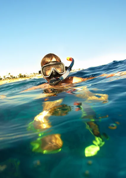 Menino flutua debaixo de água no mar — Fotografia de Stock
