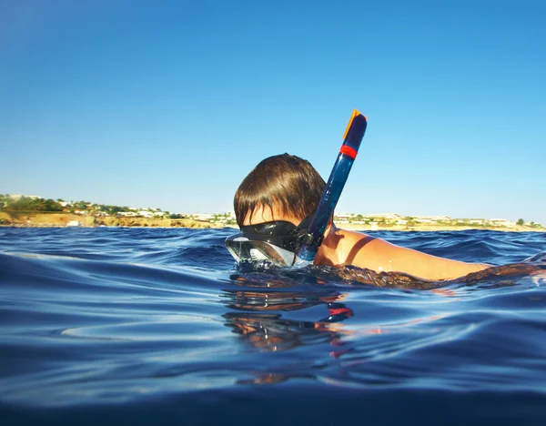 Çocuk deniz su altında yüzüyor. — Stok fotoğraf