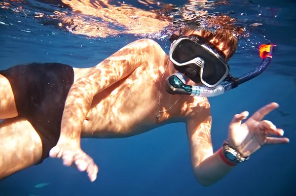 Pojke flyter under vatten — Stockfoto