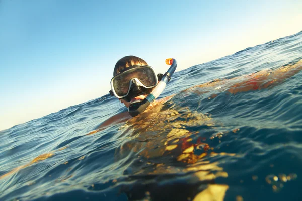 Chłopak pływa w morzu — Zdjęcie stockowe