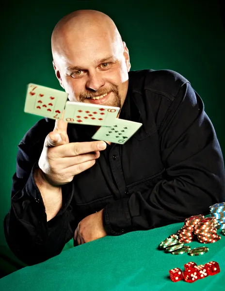 Muž s vousy hraje poker — Stock fotografie