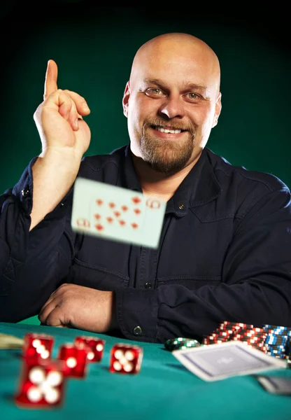 El hombre con barba juega al póquer —  Fotos de Stock