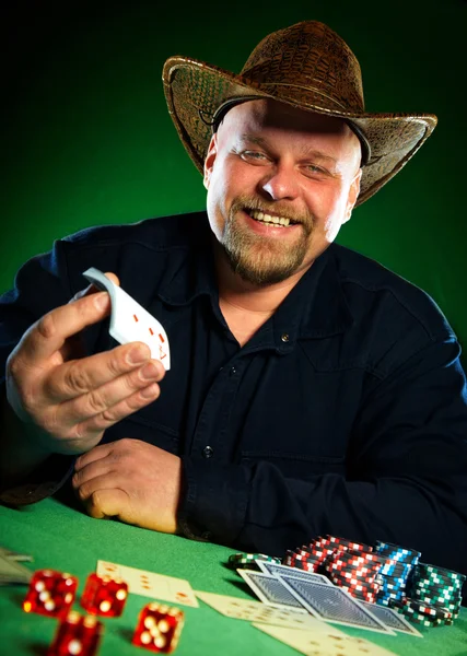 Homem com barba joga poker — Fotografia de Stock