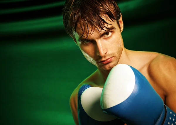 Бокс. Человек в боксёрских перчатках — стоковое фото