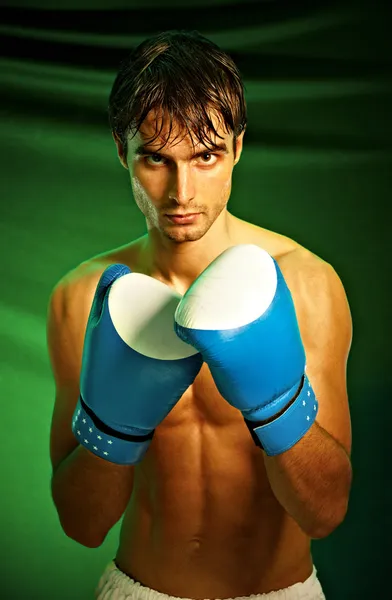 Бокс. Чоловік в боксерських рукавичках — стокове фото