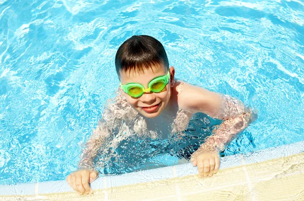 在游泳池中的男孩 — 图库照片