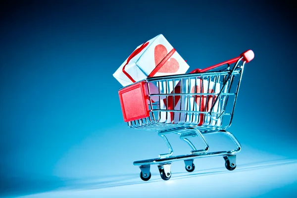 Shopping cart ahd gift — Stock Photo, Image