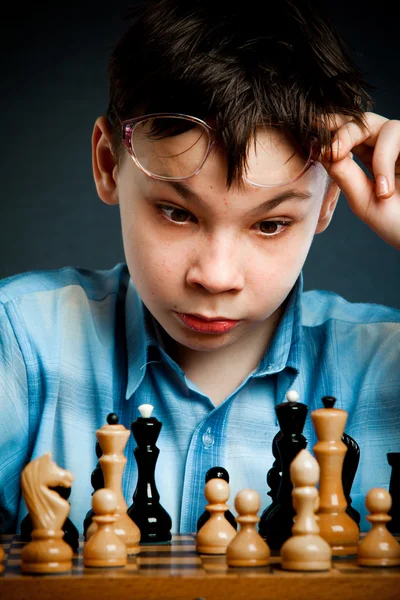 オタクは、チェスをプレイします。 — ストック写真