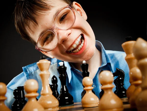 Nerd spielt Schach — Stockfoto