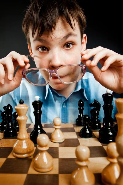 Nerd jogar xadrez — Fotografia de Stock