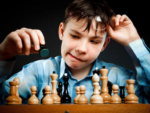 Nerd play chess — Stock Photo, Image