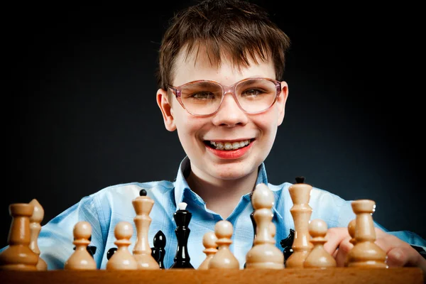 Nerd jugar ajedrez —  Fotos de Stock