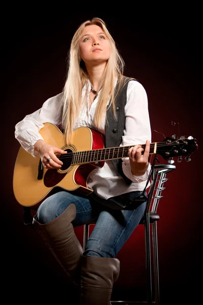 Menina com uma guitarra — Fotografia de Stock