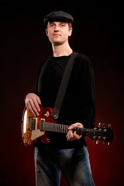Férfi gitárral — Stock Fotó