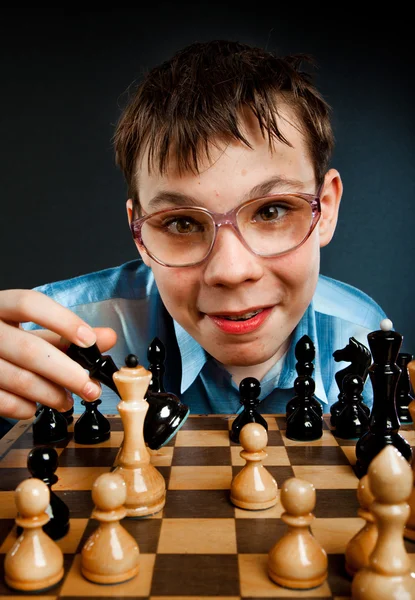 Nerd jogar xadrez — Fotografia de Stock