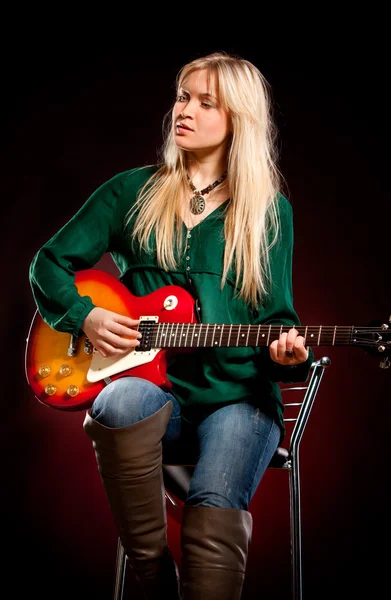 Meisje met een gitaar — Stockfoto