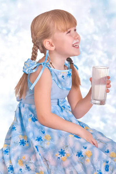 牛奶的女孩 — 图库照片