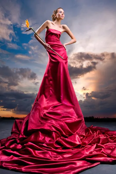 红色的长穿裙子的美丽女孩 — 图库照片