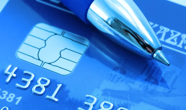 Kredi kartı üzerinde kalem — Stok fotoğraf
