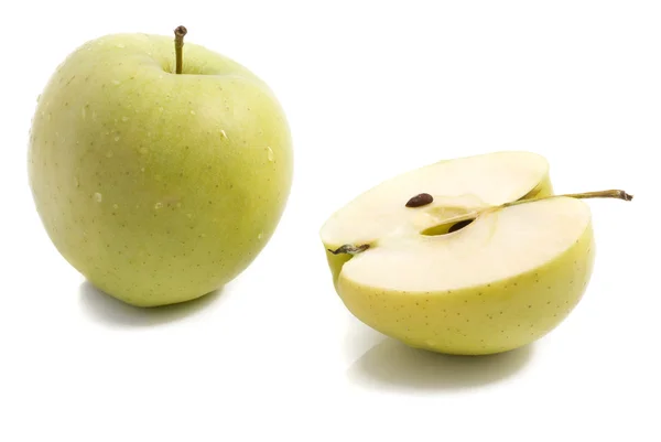 Verse groene appels met waterdruppels — Stockfoto