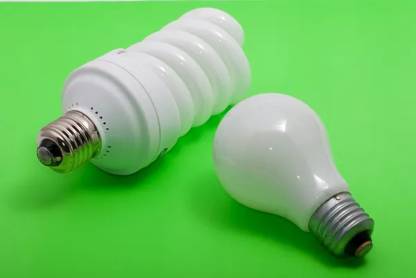 Energieeffiziente Glühbirne und ein normales Element — Stockfoto