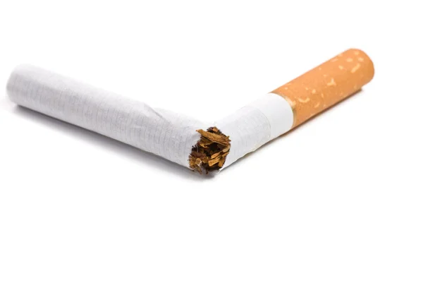 Sigaretta rotta isolata su bianco — Foto Stock