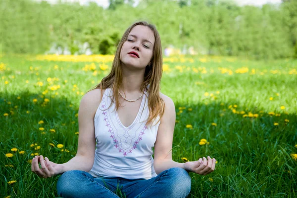 Медитация на открытом воздухе — стоковое фото