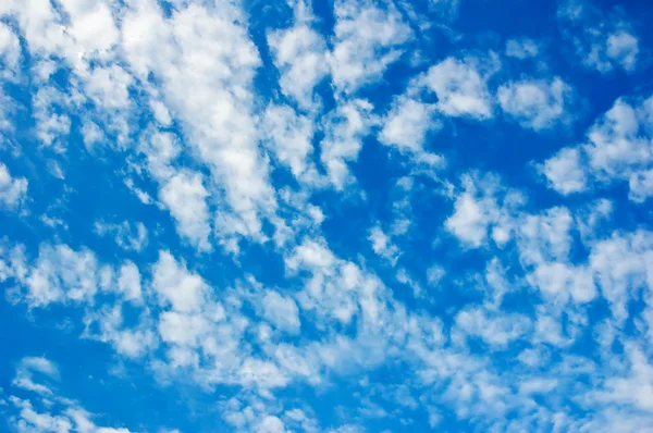 Небо с красивыми облаками — стоковое фото