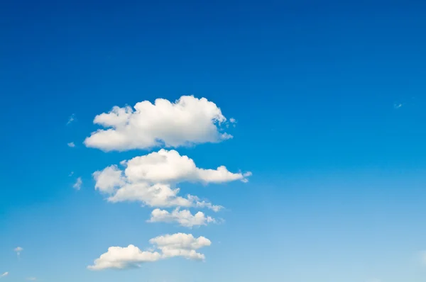 Nuvens em um céu azul — Fotografia de Stock