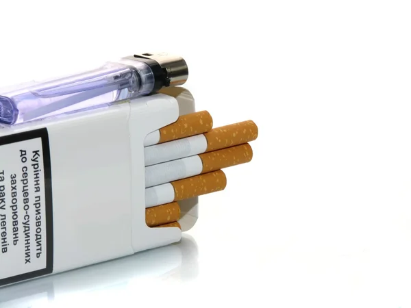 Embalagem de cigarros e isqueiro — Fotografia de Stock