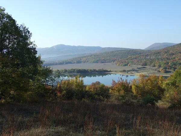 Озеро в долине — стоковое фото