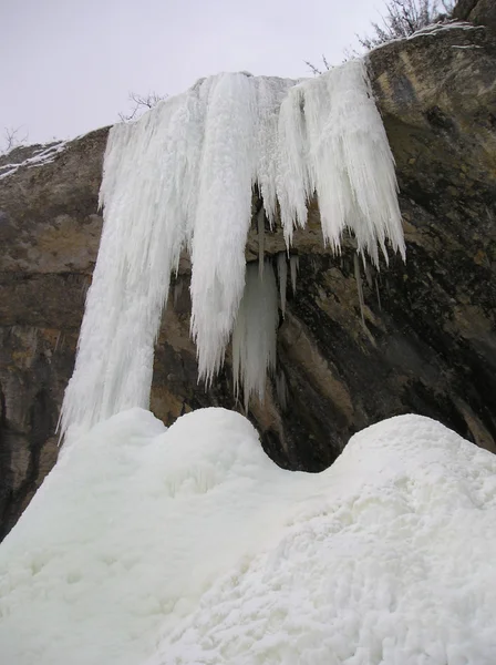 Замороженный водопад — стоковое фото