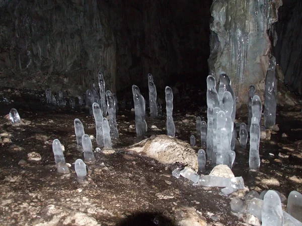 Grottan med is stalagmiter — Stockfoto