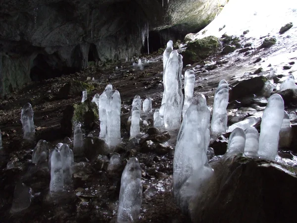 氷の石筍と洞窟 — ストック写真