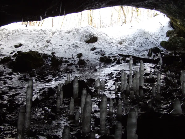 Grot met ijs stalagmieten — Stockfoto