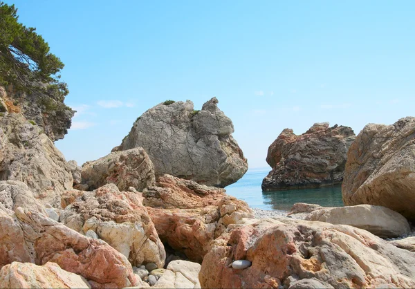 Underbara havet med klippor av sommaren — Stockfoto