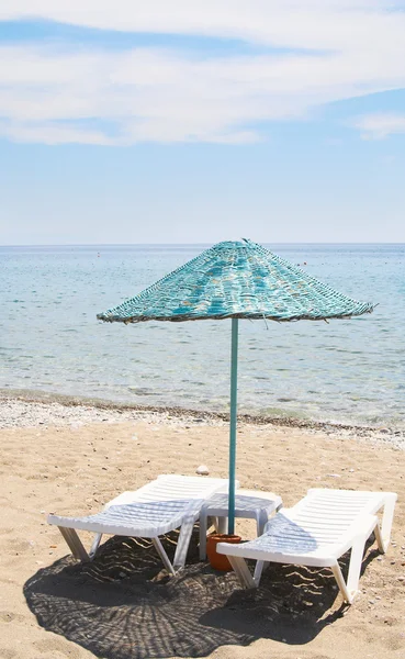 Prachtige parasol en strand in het resort. — Stockfoto