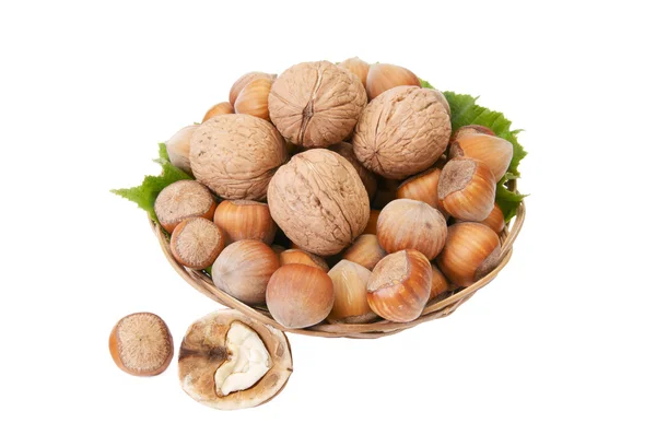 Chutné, zralé ořechy v koši. — Stock fotografie