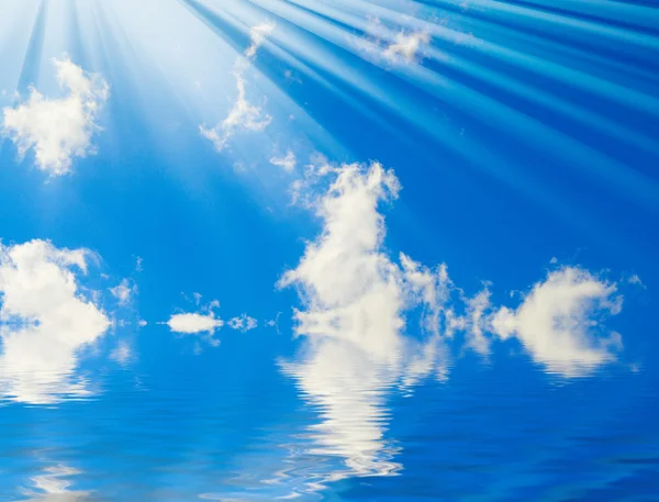 Splendid sunbeams and clouds on blue sky — Stock Photo, Image