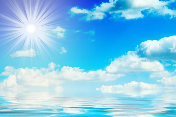 壮丽的海洋、 阳光、 蓝蓝的天空. — 图库照片