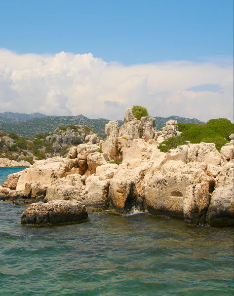 Fantastiska klippor i havet. — Stockfoto