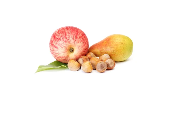 Noci mature, pera e mela su un bianco . — Foto Stock