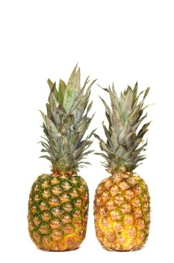 Beyaz bir backgr üzerinde olgunlaşmış taze ananas