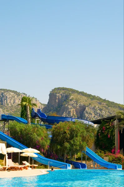 Turquoise swimming pool near tall mounta — Stock Photo, Image